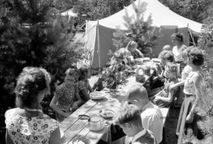 Gemeinsames Essen im Zeltlager | Food Bank in a tent camp