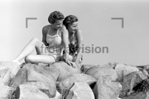Frauen am Strand von Hiddensee 1956
