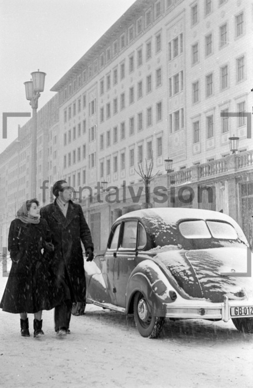 Stalinallee im Schnee Winter Berlin 1951 Block C Südseite 