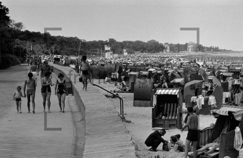 Ostsee Standkörbe 1970 | Beach chairs at the beach 1970 