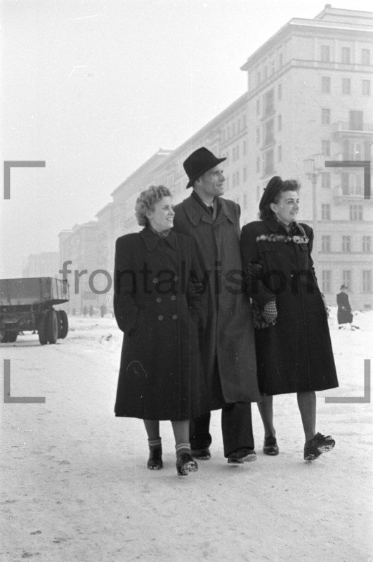 Unterwegs auf Stalinallee Block E Ostberlin 1952 
