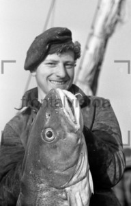 Fischer hält Fisch in Kamera | Fisherman presenting fish