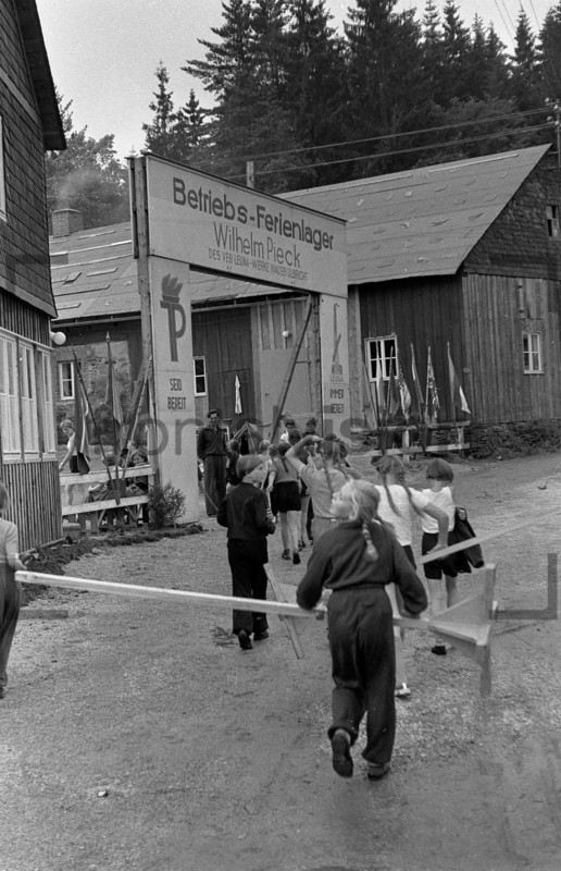Eingang zum Ferienlager Wilhelm Pieck | Entry to the GDR holiday camp 