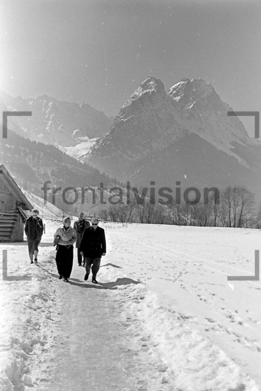 Winterspaziergang Panorama Alpspitze Waxenstein Grainau 1956 