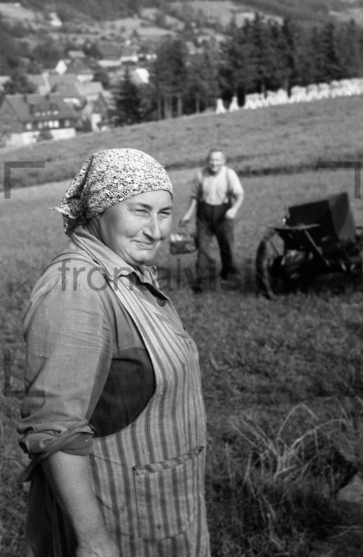 Baeuerin Bauer auf dem Feld | Countrywoman on a field 