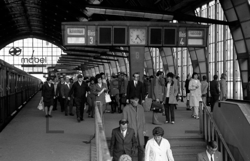 S-Bhf Berlin Alexanderplatz Bahnsteig 1973 | suburban metro railway Berlin Alexanderplatz Bahnsteig 1973 