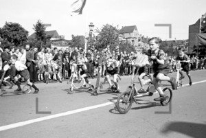 Kinder mit Roller 1952 | Young Girls and boys pioneers roller race 1952