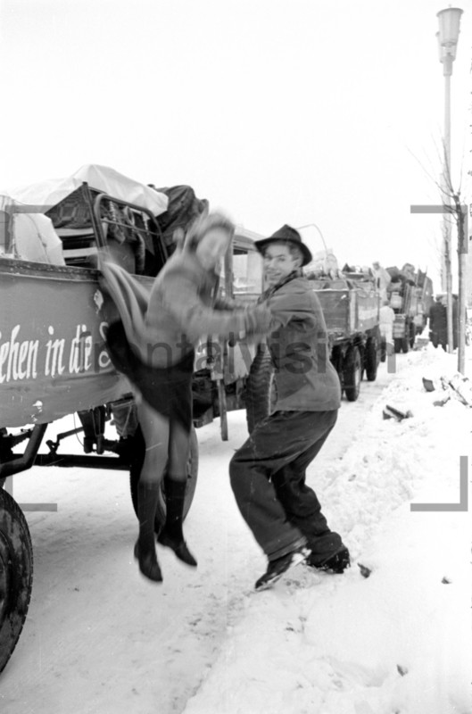 Einzug Gebäude Stalinallee Januar 1953 