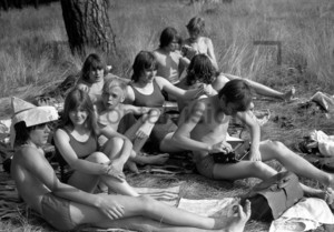 Junge Leute im Strandbad | Young people at a lido