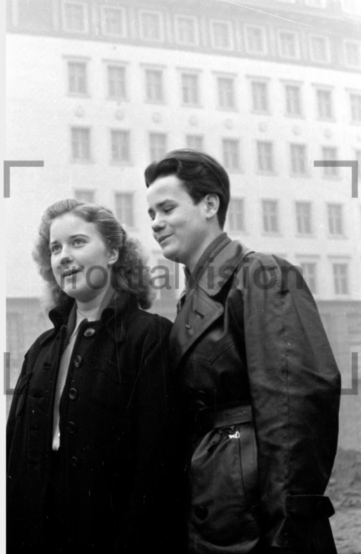 Jugendliche unterwegs auf Stalinallee Berlin 1952 
