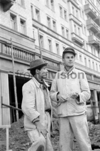 Arbeiter vor dem Block E Stalinallee Baustelle 1951