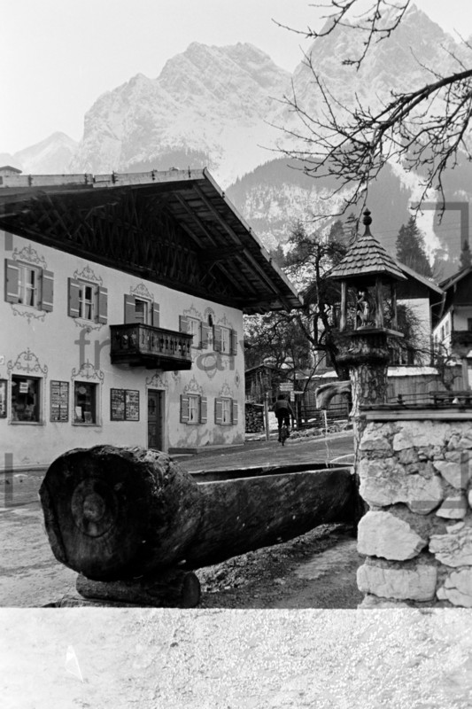 Obergrainau Dorfplatz mit Holzbrunnen 1956 
