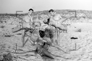 Junge Menschen Akrobatik am Strand | Young People fun at the beach