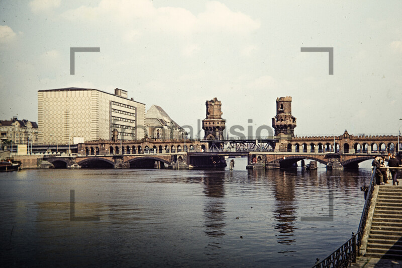 Grenze Berlin Oberbaumbrücke 1963 | Berlin border Oberbaum bridge 