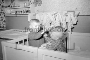 Kinder im Laufstall Kids in a Nursery Bedroom