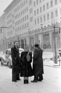 Stalinallee im Schnee Winter Berlin 1951 Block C Südseite