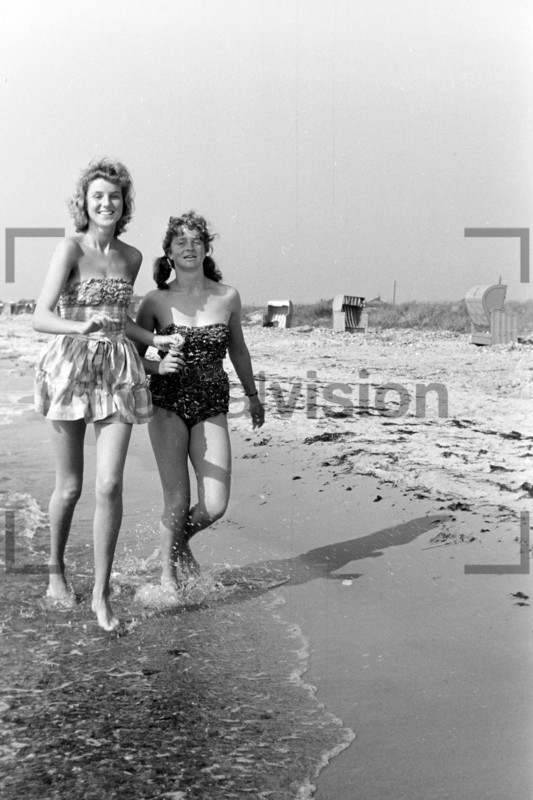 Junge Frauen am Strand 1956 | Young Woman at the beach 