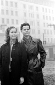 Jugendliche unterwegs auf Stalinallee Berlin 1952