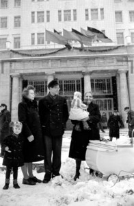 Familie Einzug Gebäude Stalinallee 1953