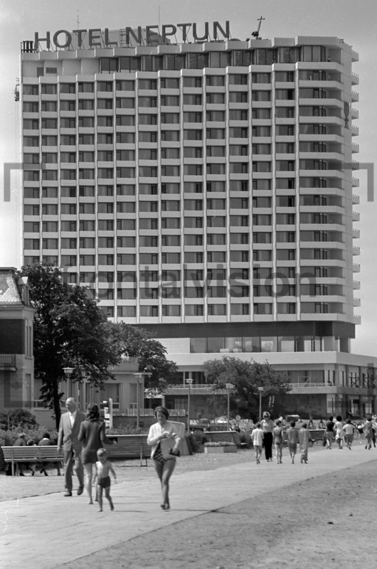 Promenade Warnemuende mit Hotel Neptun 1971 