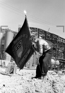 Young men inserts a FDJ-flag: Historical image