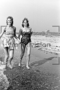 Junge Frauen am Strand 1956 | Young Woman at the beach