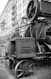 Maschine beim Bau der Stalinallee Block E Ostberlin 1951