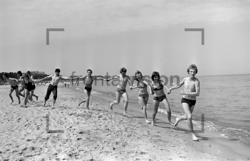 Badespaß am Strand | Young persons at the beach 