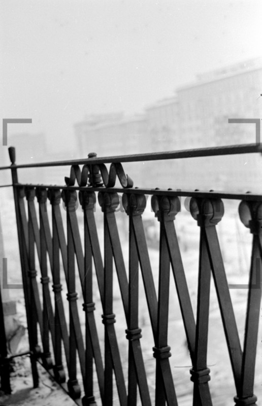 Blick vom Balkon auf Block E Südseite Stalinallee Berlin Winter 1951 