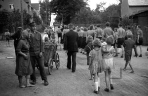 Brigade in Hennigsdorf mit FDJ-Fahne