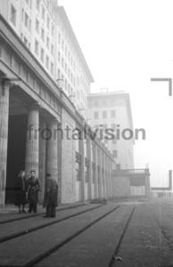 Jugendliche unterwegs auf Stalinallee Berlin 1952