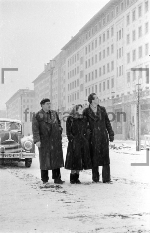 Stalinallee im Schnee Winter Berlin 1951 Block C Südseite 