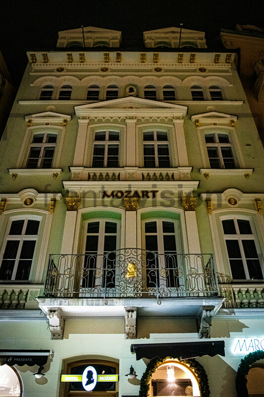 Mozart Karlovy Vary, Karlsbad at night 