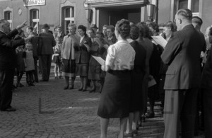 Landtagswahl DDR 1950 singende Menschen
