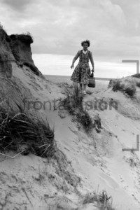 Frau wandert durch die Dünen Hiddensee