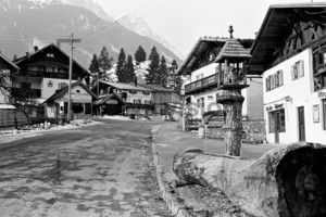 Obergrainau Dorfplatz mit Holzbrunnen 1956