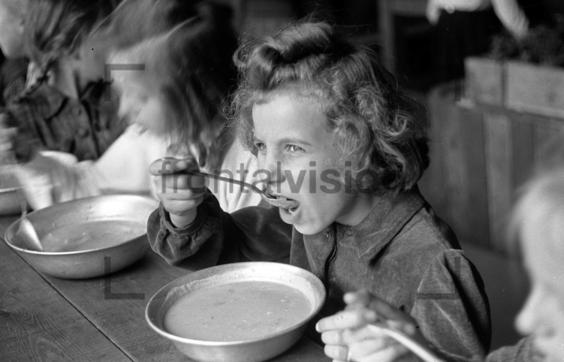 Kind isst Suppe | Girl eating soup 