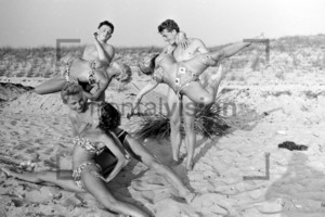 Junge Menschen Akrobatik am Strand | Young People fun at the beach