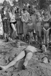 Kinder in Sand eingebuddelt - Buried in Sand