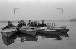 Junge Pioniere Mädchen in Kanus | Young pioneers girls in canoe