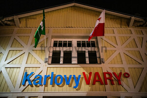 Lettering Karlovy Vary, Karlsbad at night