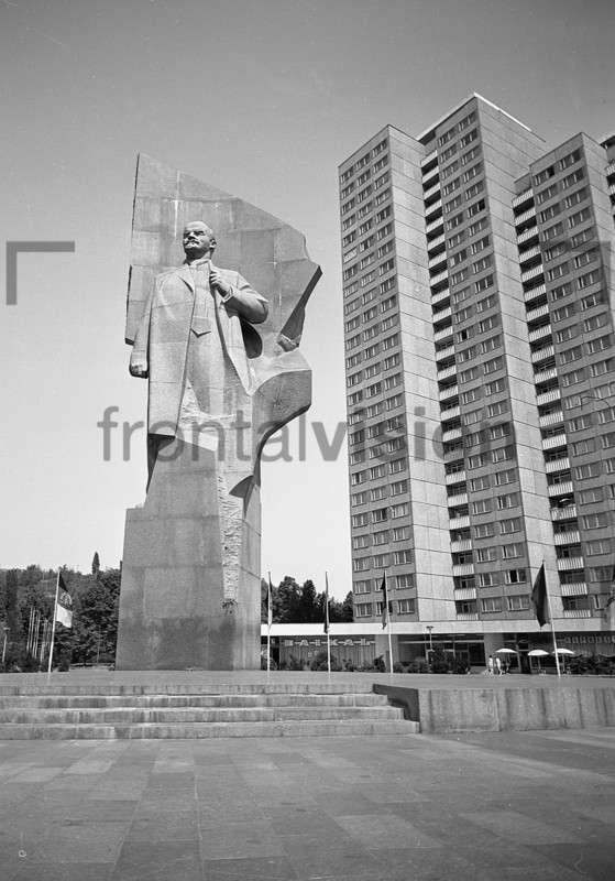 Waldimir Lenin statue in Ostberlin | Vladimir Lenin statue in East Berlin 