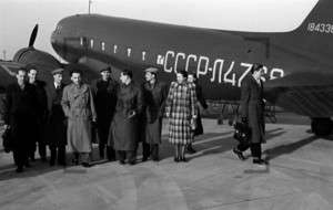 Airport Berlin 1949: A delegation comes back