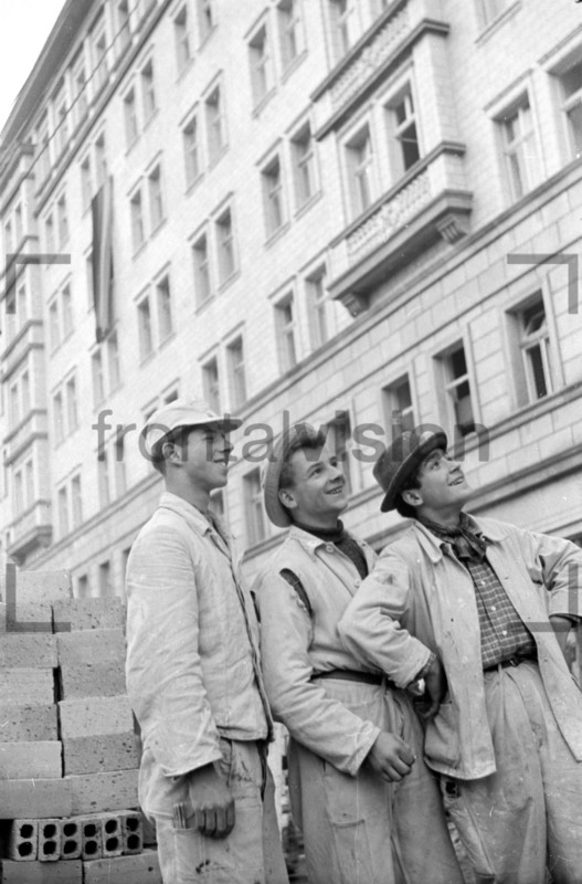 Lachende Arbeiter vor dem Block E Stalinallee Baustelle 1951 