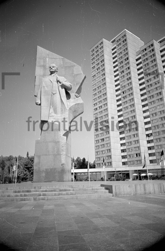 Waldimir Lenin statue in Ostberlin 