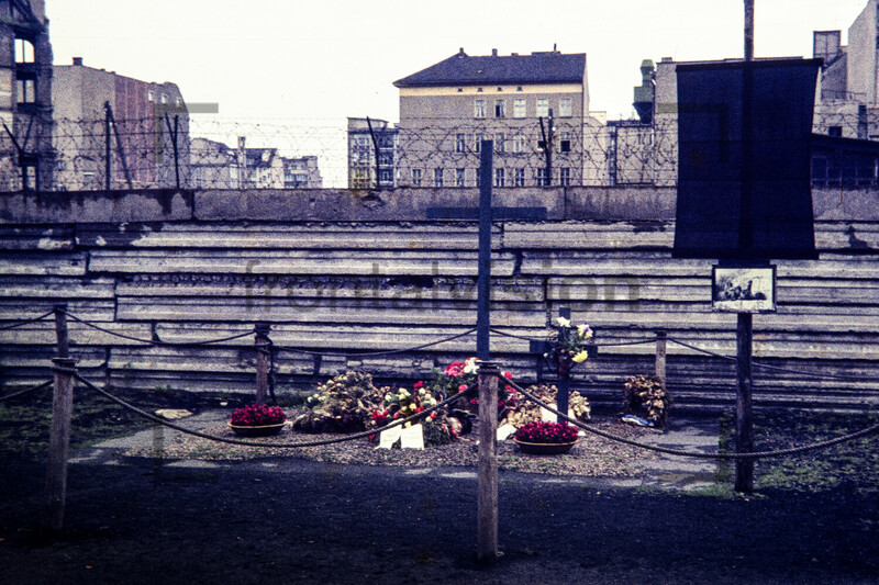 Fruehe Gedenkstaette an der Berliner Mauer 1963 | Earlier Memorial at Berlin Wall 