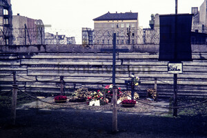 Fruehe Gedenkstaette an der Berliner Mauer 1963 | Earlier Memorial at Berlin Wall