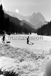 Schnee schieben auf einem See Garmisch Patenkirchen 1956