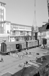 Crane and wagons in Bremerhaven port: Historical image