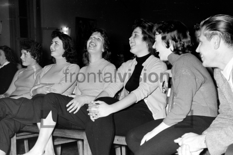 Lachende junge Frauen DDR 1950er Jahre 
